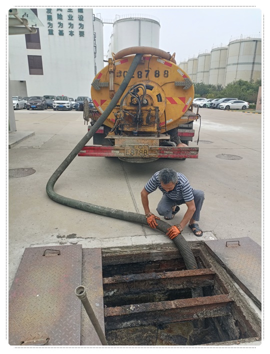 七叉镇隔油池清掏