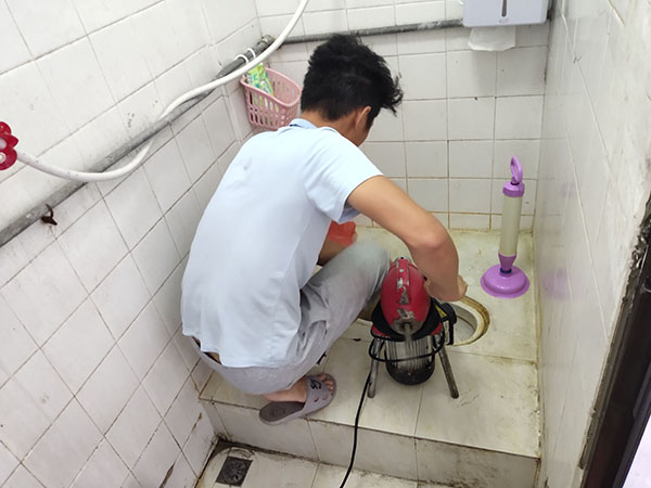 七叉镇肥皂掉到马桶里把马桶堵住了怎么办？马桶堵住了怎么办