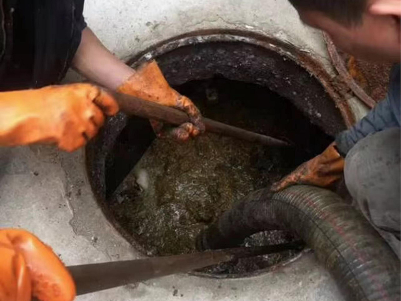 七叉镇清理化粪池时如何避免沼气的危害？